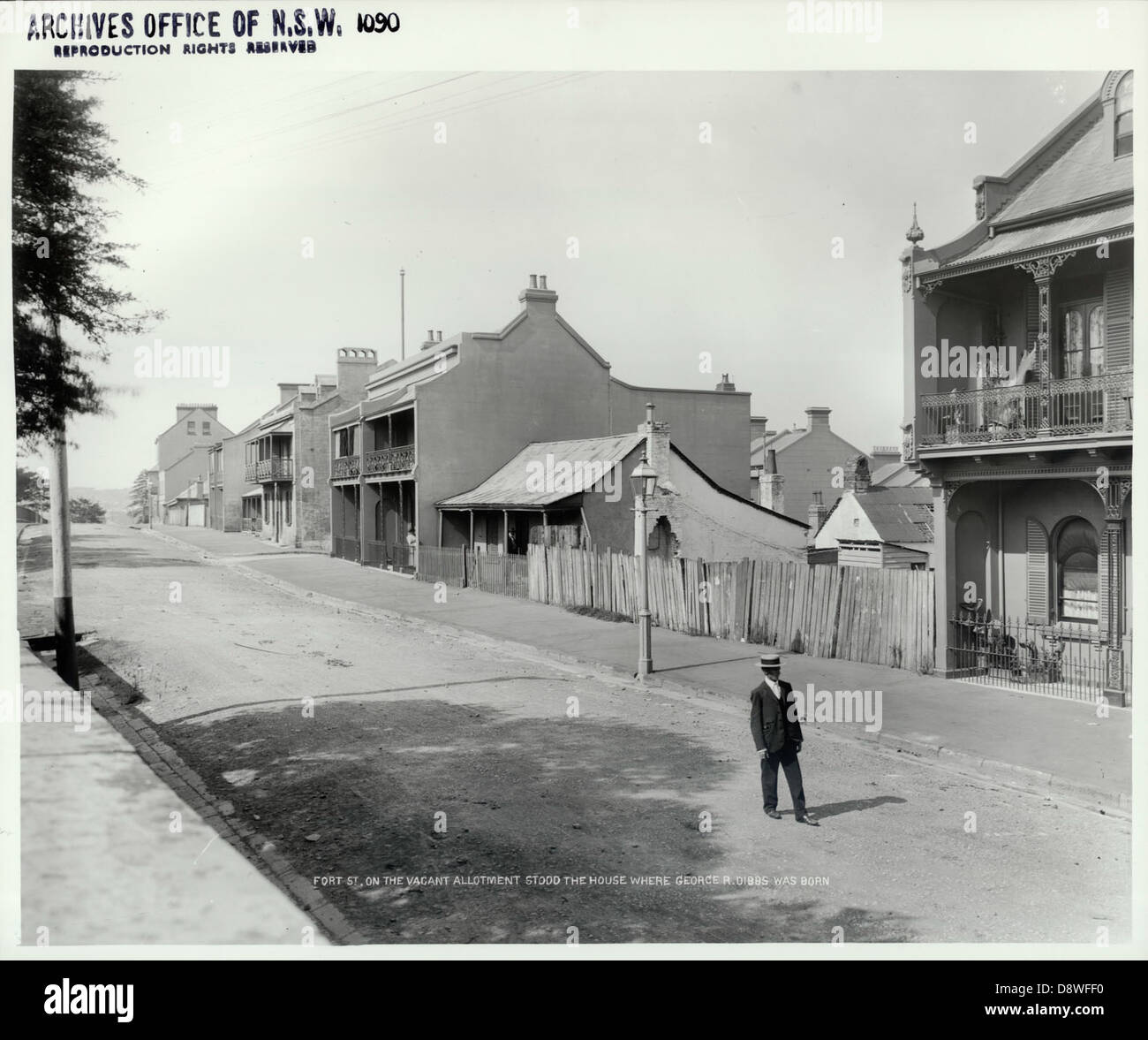 Dieses historische Schwarzweiß-Foto zeigt die Fort Street in The Rocks, Sydney, und erfasst die Straßenszene einer früheren Ära. Das Bild ist Teil der George Dibbs Sammlung von State Records und bietet Einblicke in Sydneys Vergangenheit. Stockfoto