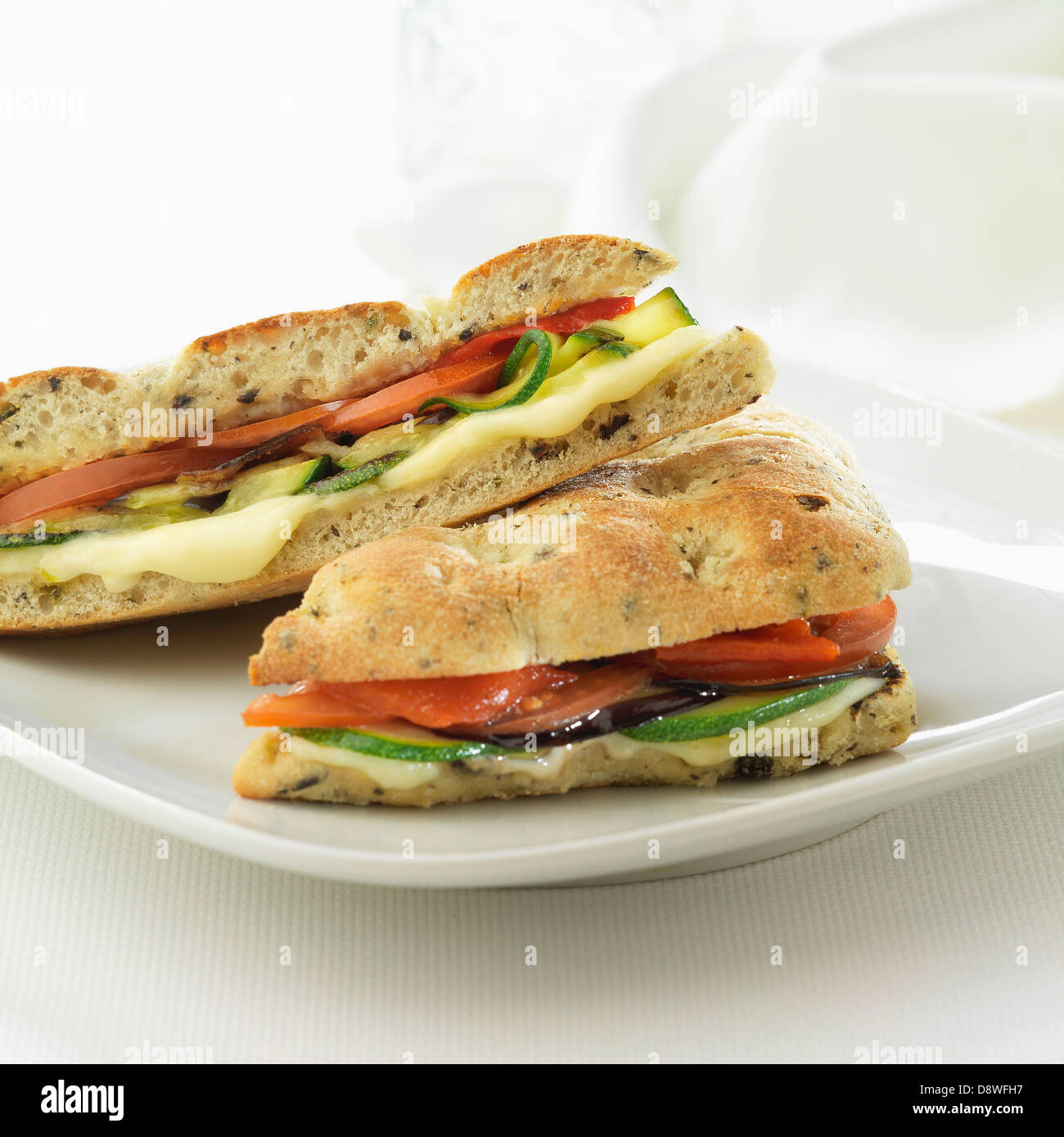 Geschmolzener Käse, Zucchini, Tomaten und Auberginen sandwich Stockfoto