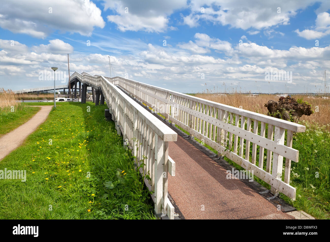 blauer Himmel und lange weiße Brücke über Fluss, Alkmaar, Nordholland Stockfoto