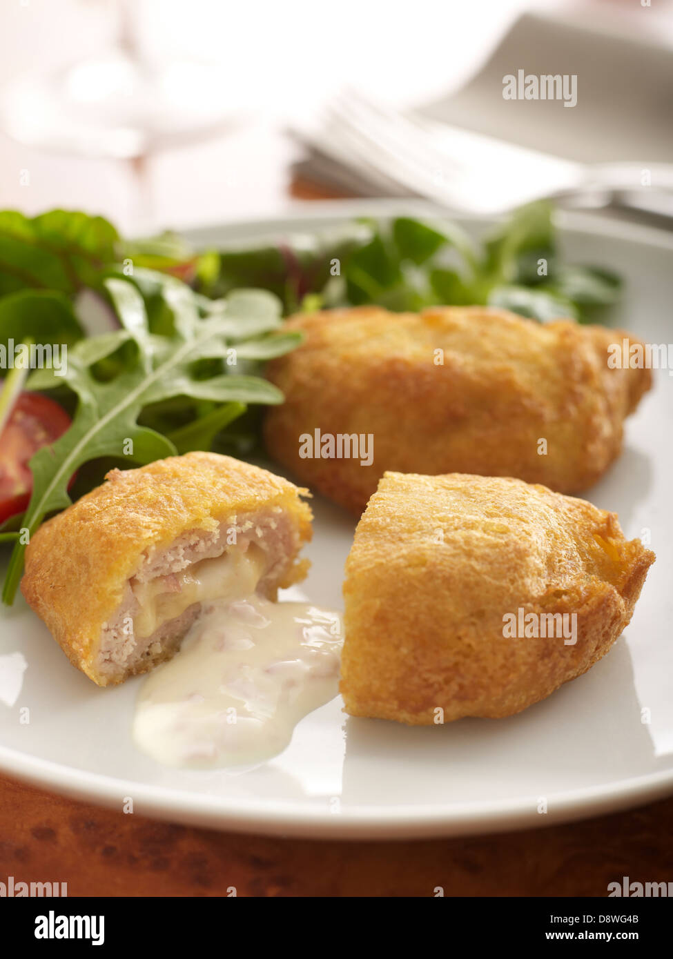Huhn Kiew Cordon-Bleu geschnitten, offene Nässen Freigabe Käse-Schinken-Salat lässt Tomaten Stockfoto