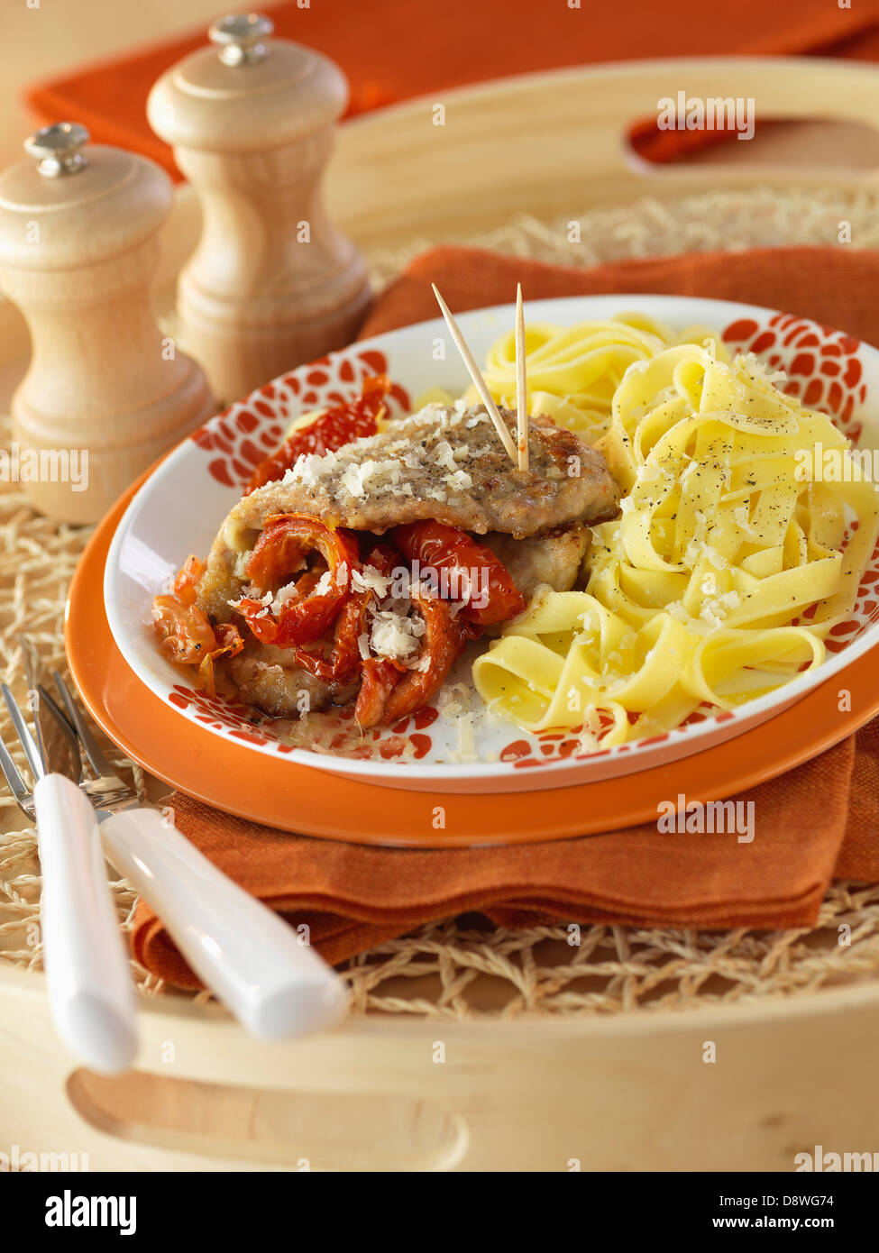 Italienisches Kalbsschnitzel mit tagliatelles Stockfoto