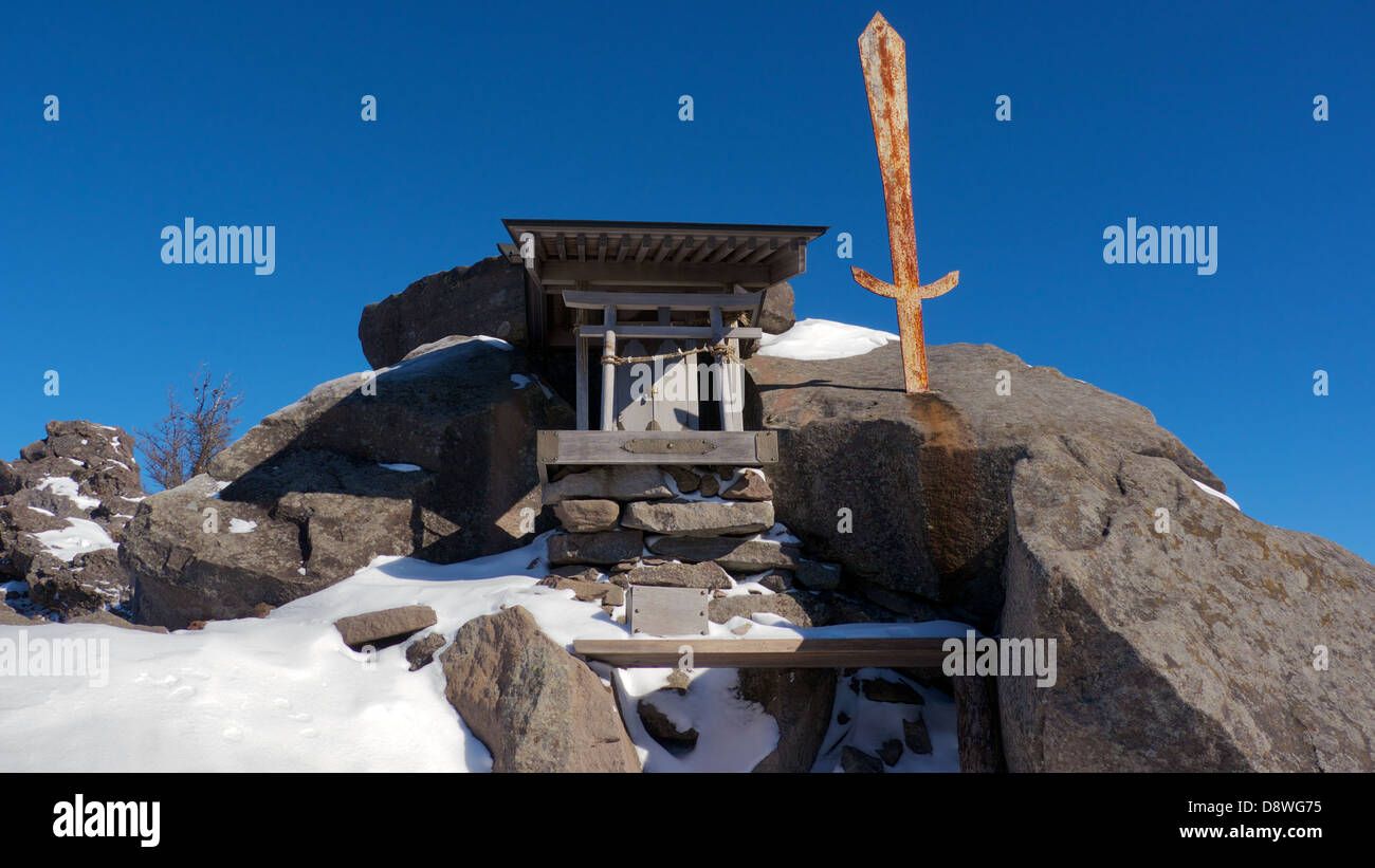 Ein kleiner Shinto Schrein an der Spitze des Mount Takamine im Winter in Komoro Nagano Stockfoto