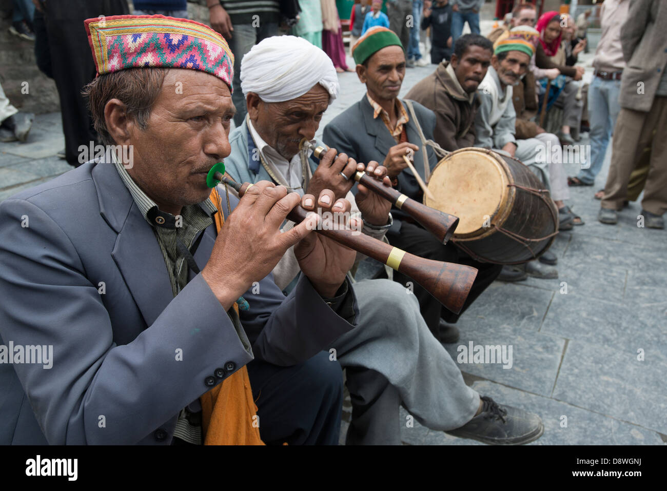 Eine Gruppe von Gaddi Musiker spielen Volksmusik bei einer Feier in Chamba, Indien in Himachal Pradesh Stockfoto