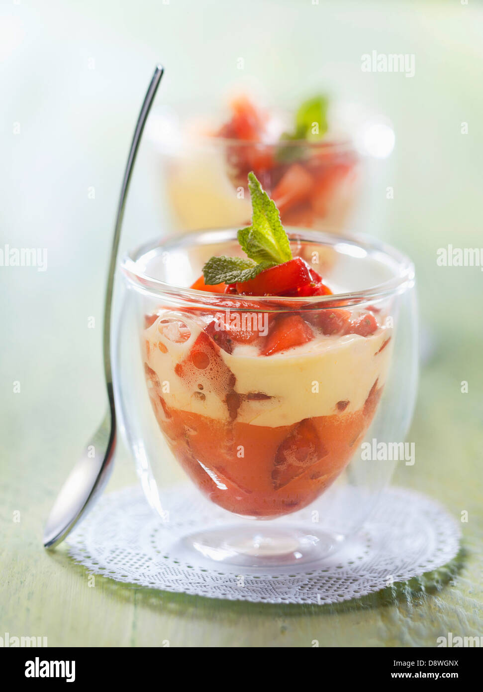 Erdbeer-Zabaione Stockfoto