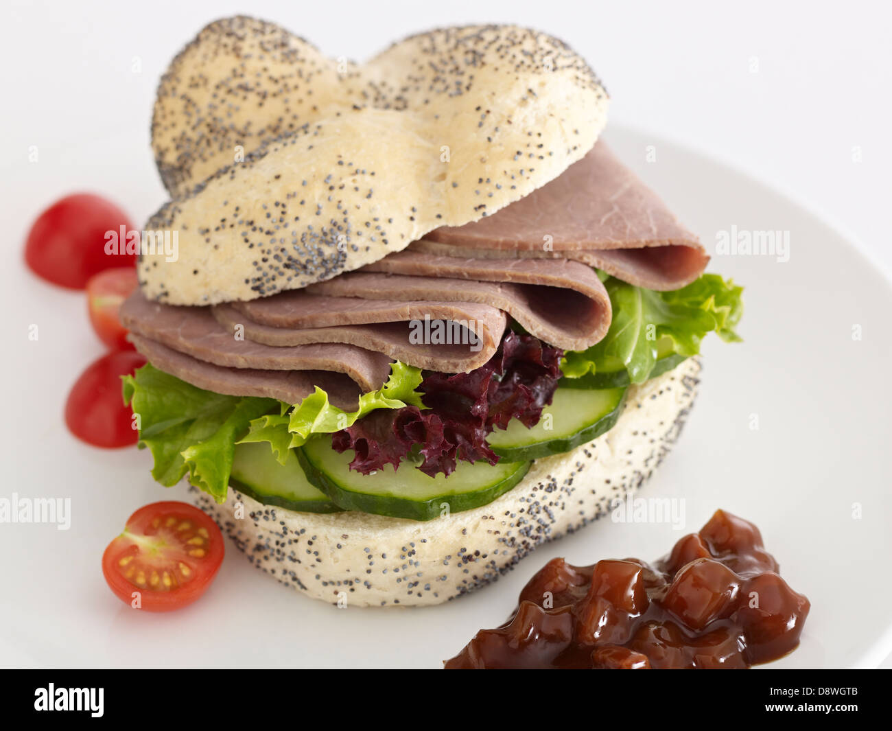 Sandwich-Rollen Rindfleisch Gurke Salat Tomaten Gurke Stockfoto