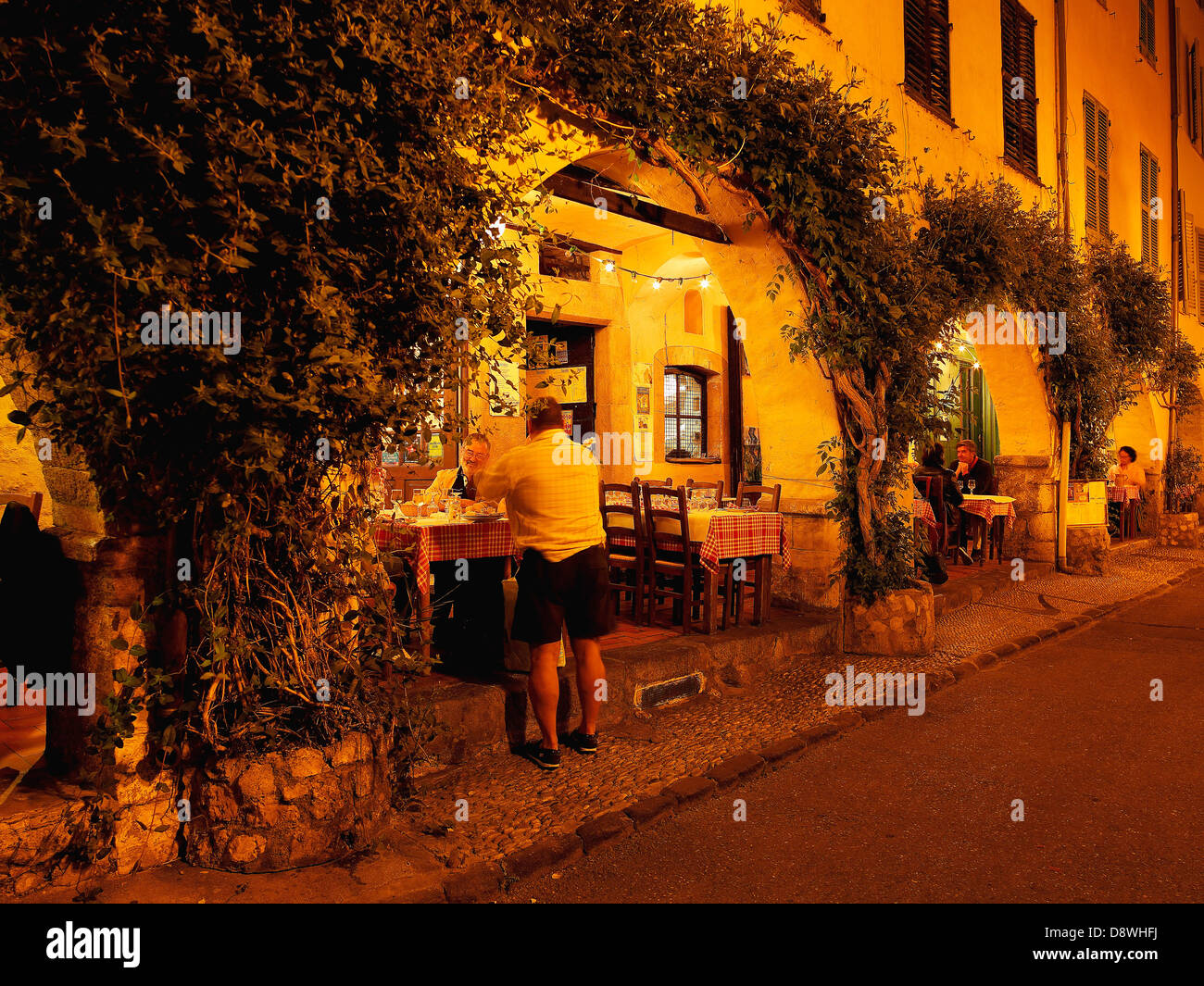 Les Arcades de Biot, Restaurant unter mittelalterlichen Arkaden Stockfoto