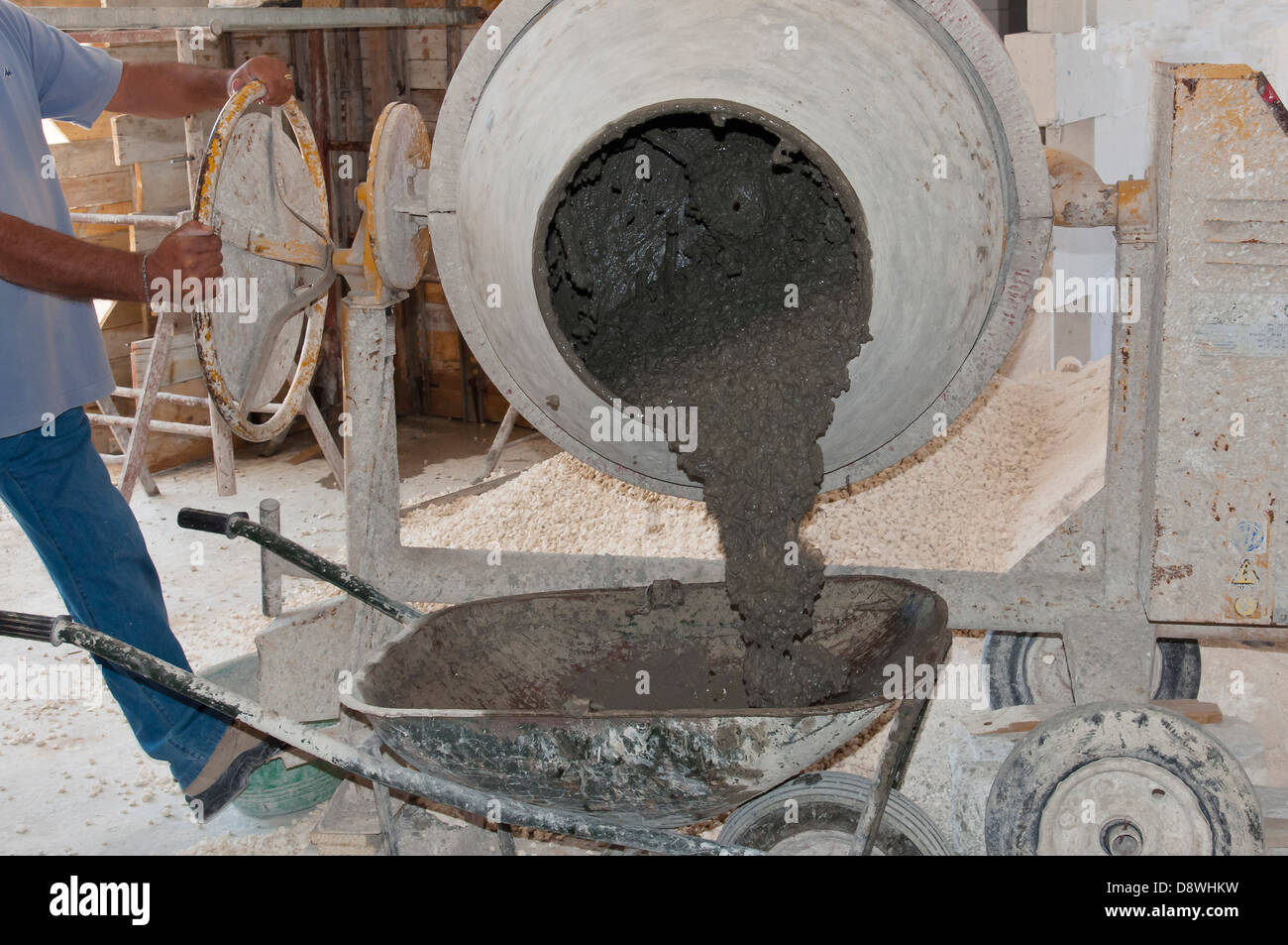 Arbeiter verwendet ein konkretes gemacht von einem Betonmischer Stockfoto