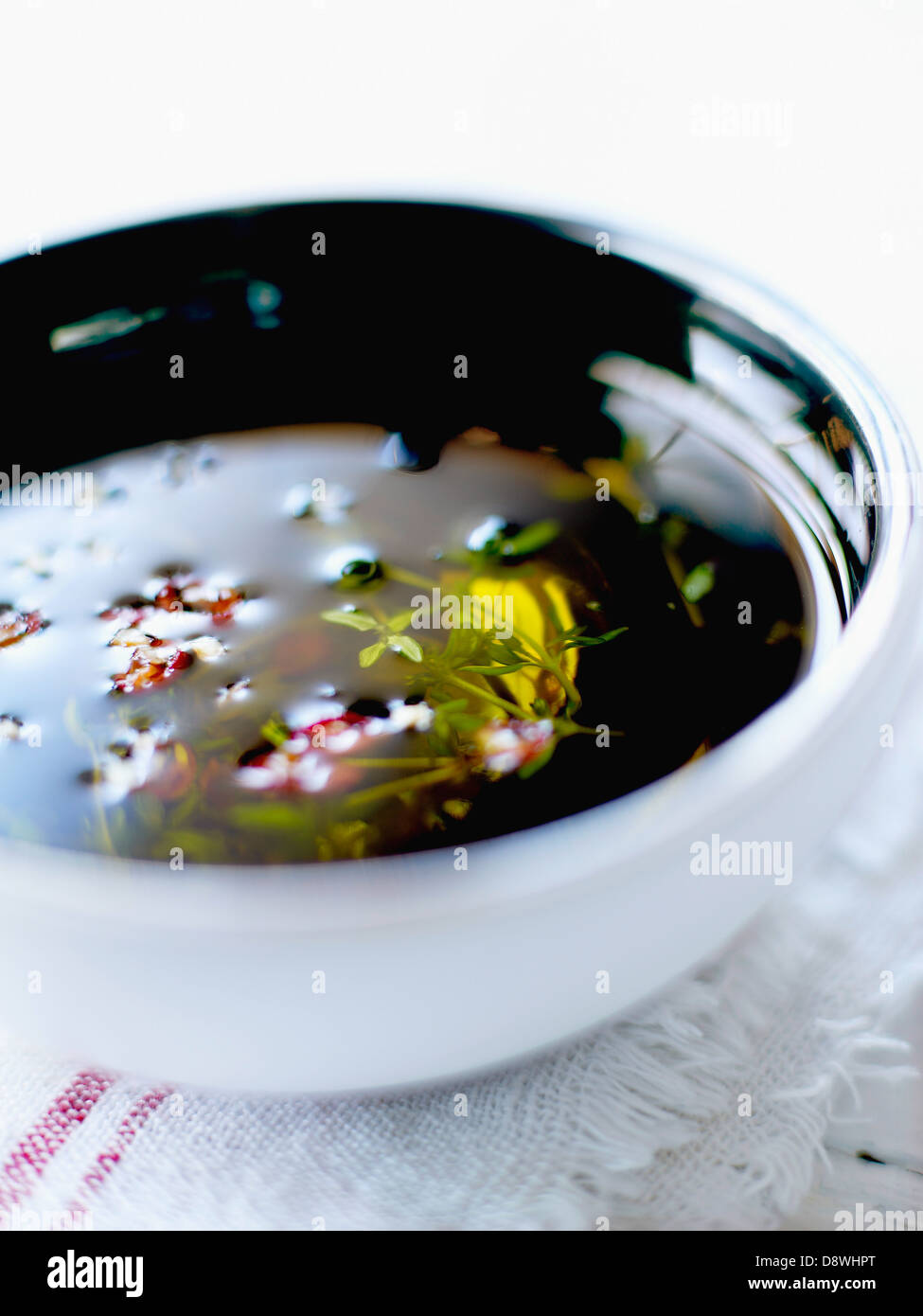 Würzigen Olivenöl und Kräuter-marinade Stockfoto