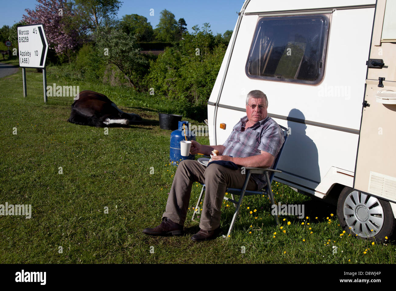 Kirkby Stephen, UK.   5. Juni 2013. Gerald Robinson, 50, aus County Durham zu frühstücken, ein Mitglied der fahrenden Gemeinschaft auf dem Weg in Appleby Horse Fair in Cumbria.  Die Messe ist ein jährliches Treffen der Zigeuner und Reisende in der ersten Woche im Juni stattfindet.  Bildnachweis: Mar Photographics/Alamy Live-Nachrichten Stockfoto