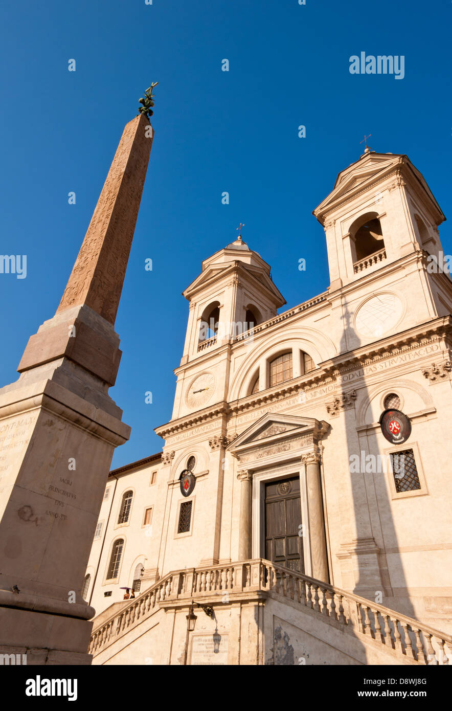 Die Kirche Trinita dei Monti an der spanischen Treppe in Rom Italien Stockfoto