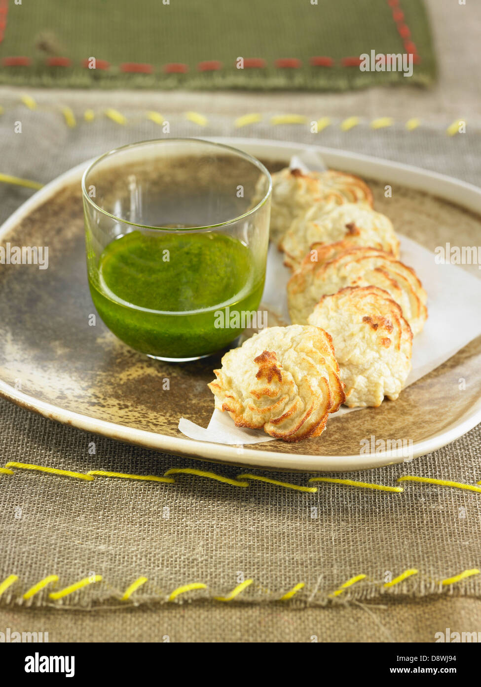 Dauphine Kartoffeln mit Mandeln, Kräuter-sauce Stockfoto