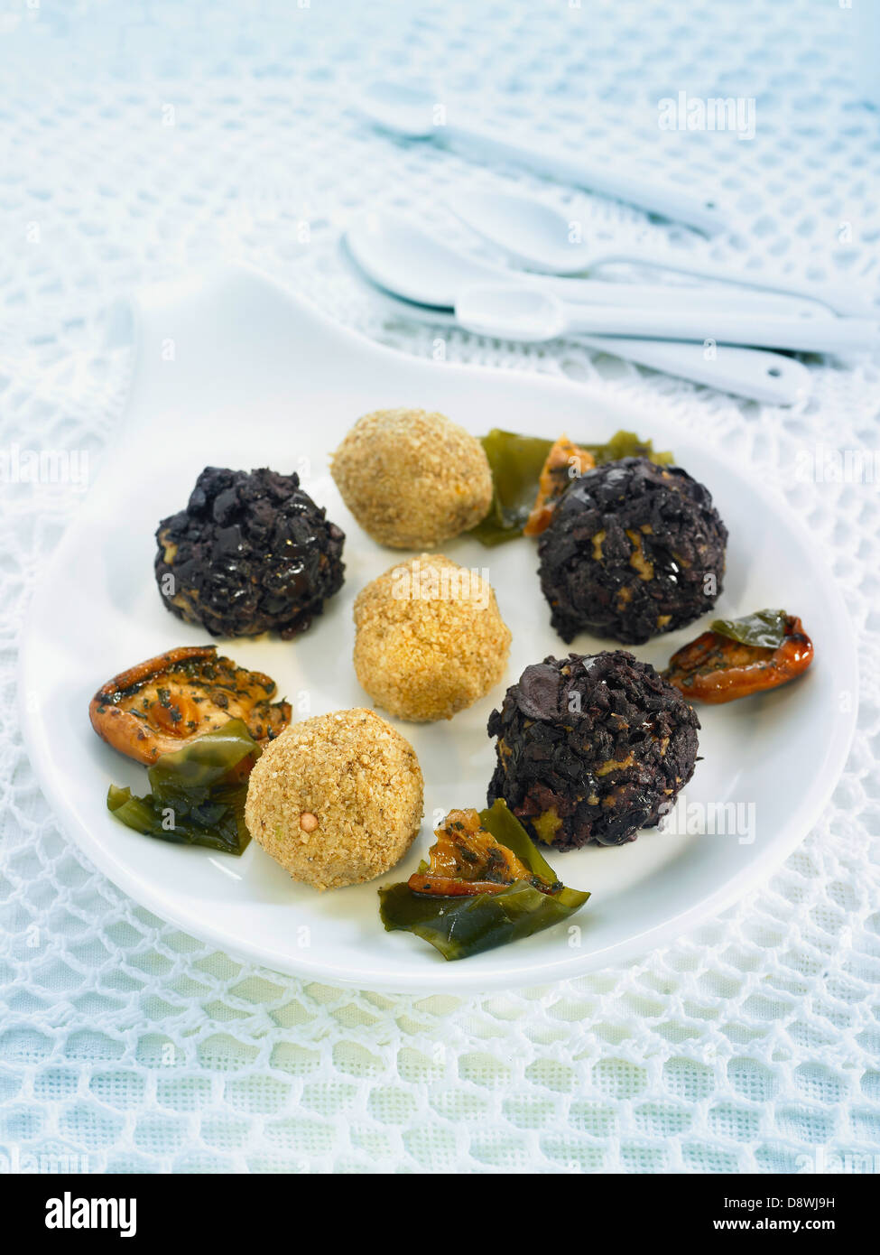 Blumenkohl, Sesam und schwarzen Oliven Vorspeisen Stockfoto