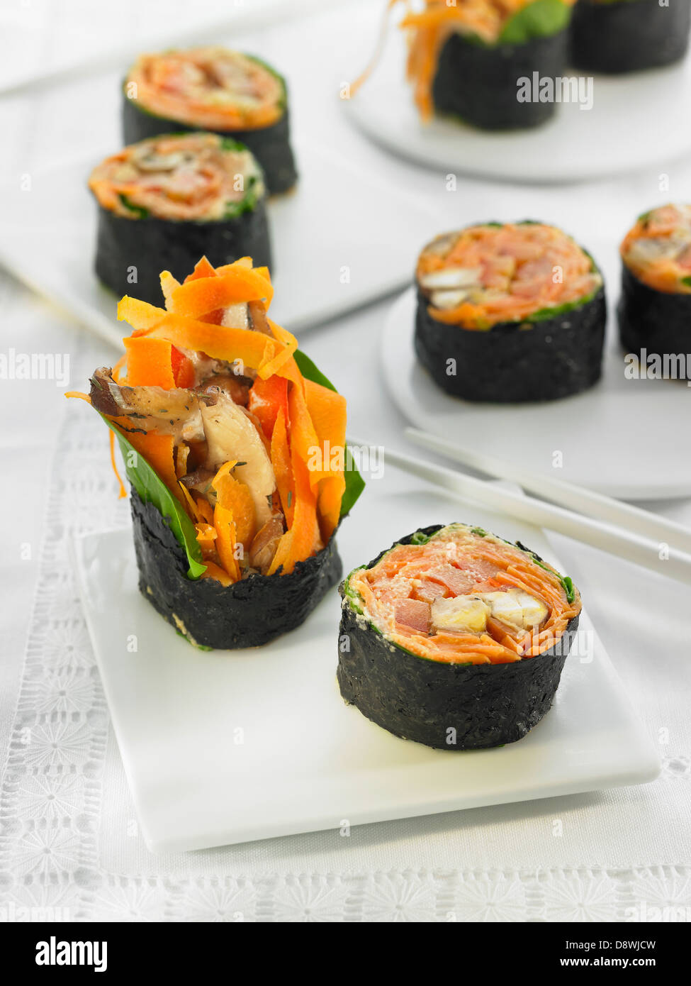 Shiitake, Karotten, Paprika und Spinat vegetarische Makis Stockfoto