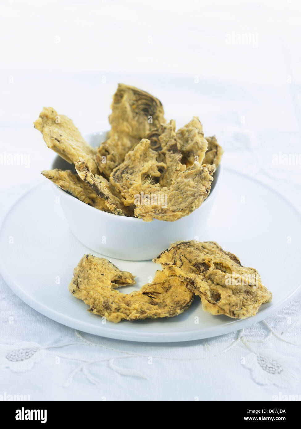 Artischocke-Chips mit Basilikum und oregano Stockfoto