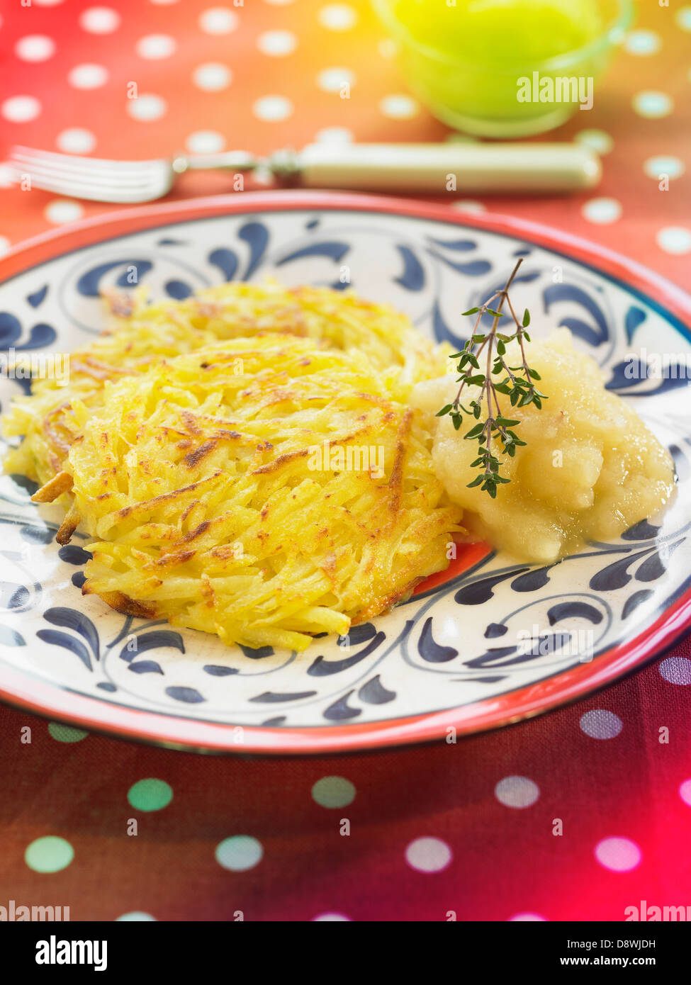 Kartoffel-Rösti und Äpfeln gedünstet in Weißwein Stockfoto