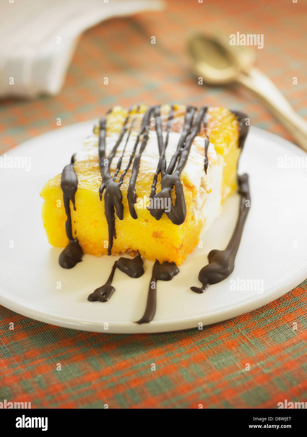 Orange Kuchen mit Puderzucker und geschmolzene Schokolade verziert Stockfoto