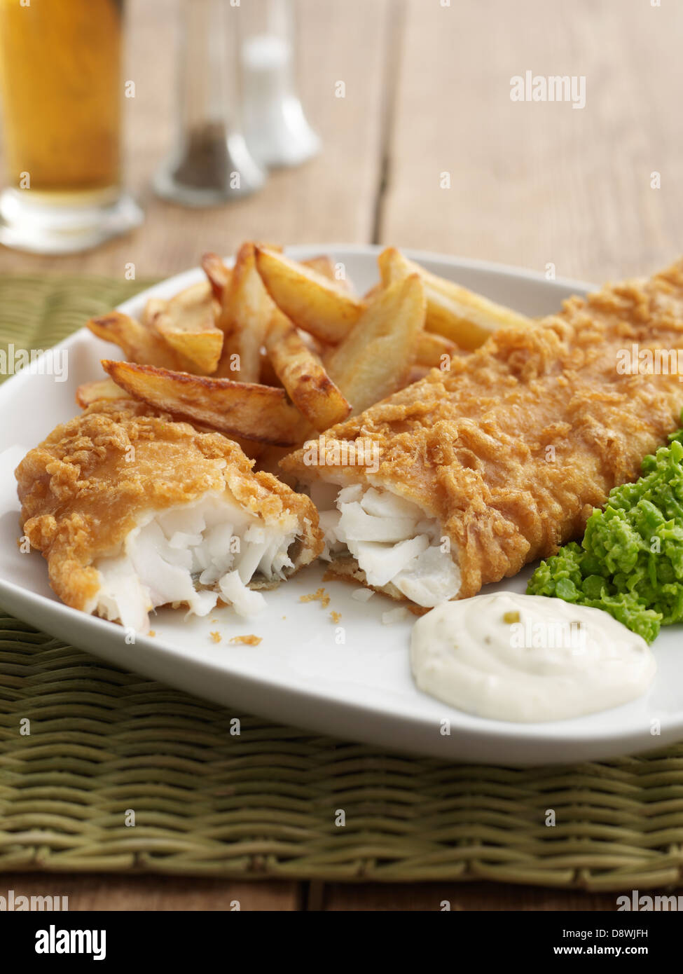 Fisch-Chips Remoulade Erbsenpüree Abendessen restaurant Stockfoto
