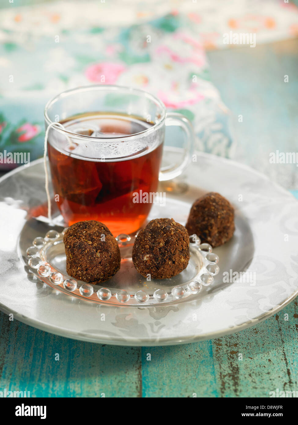 Haferflocken, Bockshornklee und Carouba Mehl Trüffel mit einer Tasse Tee Stockfoto