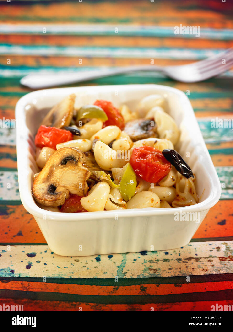 Pasta, Tomaten Confit, Pilz, grüne und schwarze Oliven Salat Stockfoto