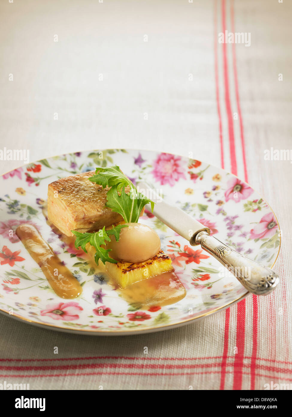 Gänsestopfleber mit gegrillter Ananas, Entenbrust Schalotten-Sauce Stockfoto