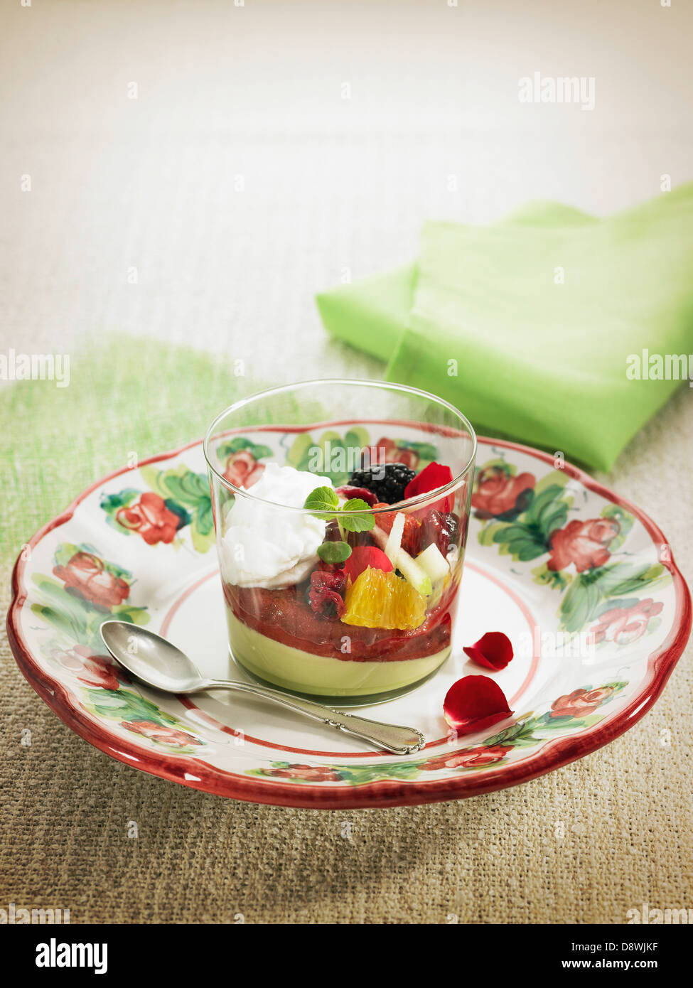 Creme von Blumen mit Shiso und Kirsch, frisches Obst und Himbeersirup Stockfoto