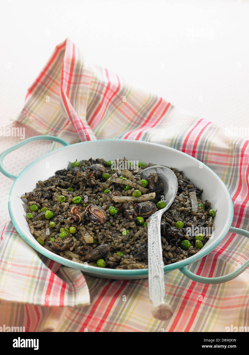 Schwarzer Reis mit Kastanien, Erbsen und Daikon Stockfoto