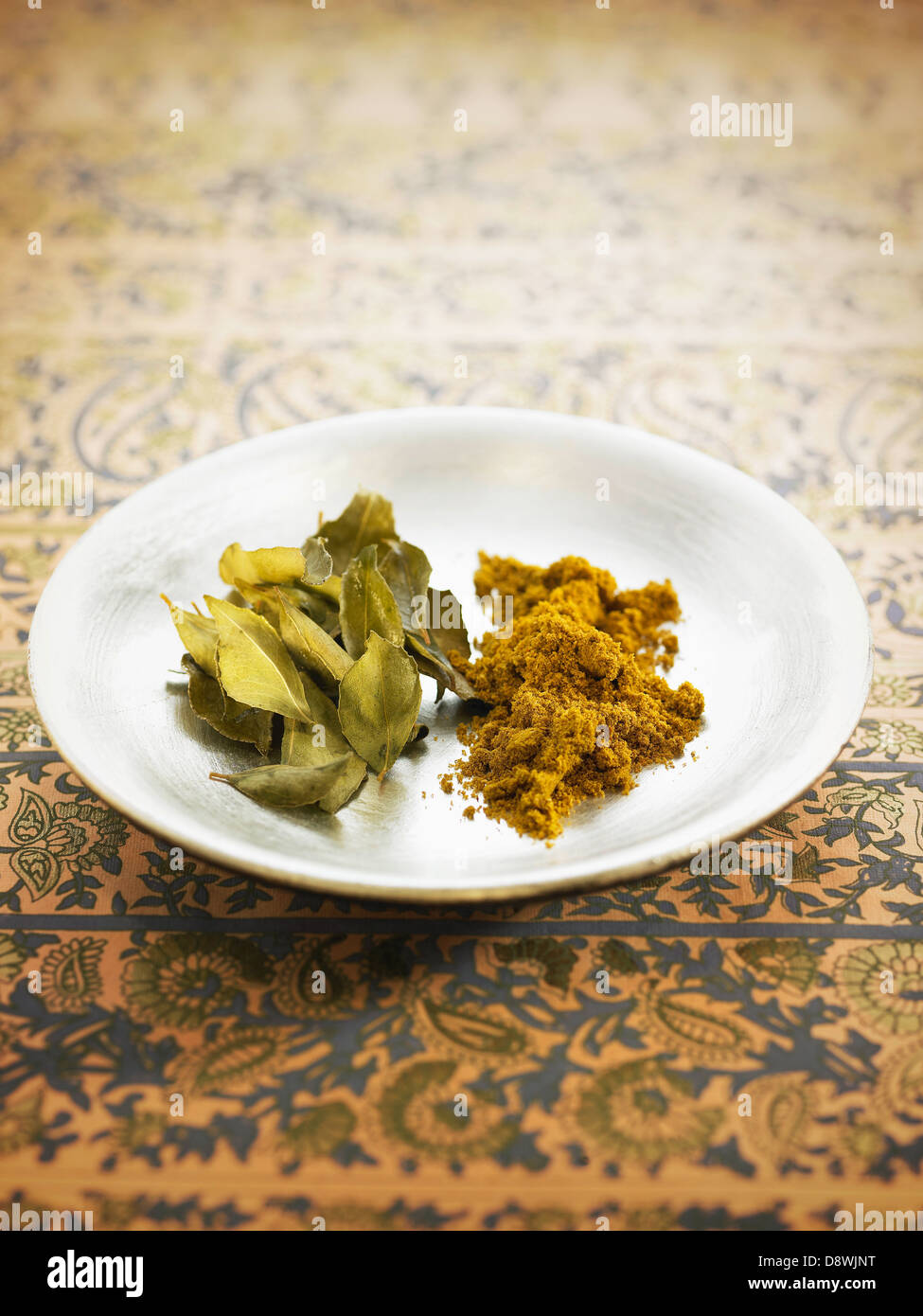 Curryblätter und Currypulver Stockfoto