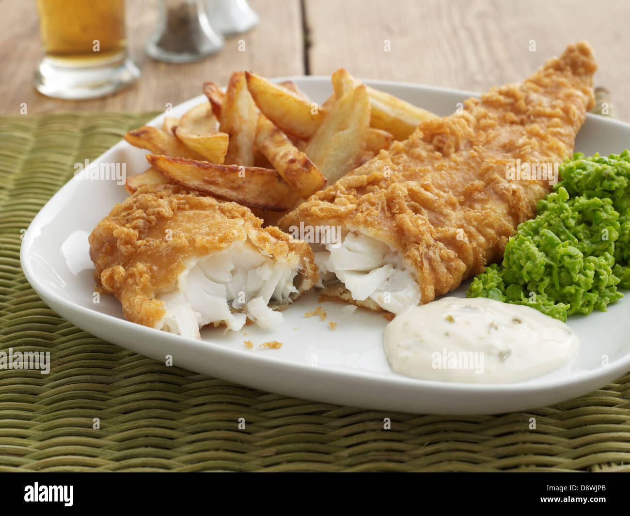 Fisch-Chips Remoulade Erbsenpüree Abendessen restaurant Stockfoto