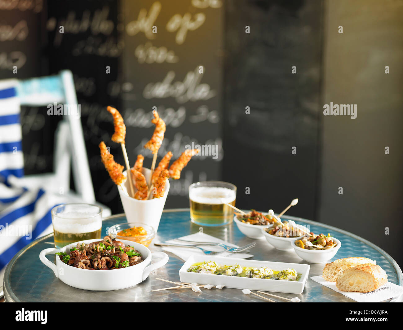 Meeresfrüchte Tapas auf einem Tisch im freien Stockfoto