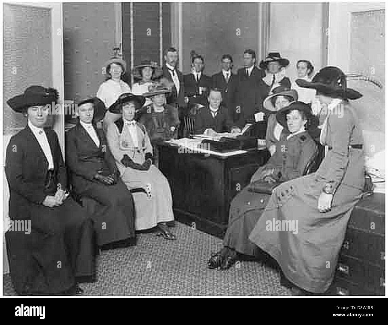 Dieses historische Schwarzweiß-Foto zeigt die Mitarbeiter der Medical Branch General Treatment Clinic in Sydney und zeigt Ärzte, Krankenschwestern und anderes medizinisches Personal. Es bietet einen Einblick in die medizinischen Praxen des frühen 20. Jahrhunderts in New South Wales. Stockfoto