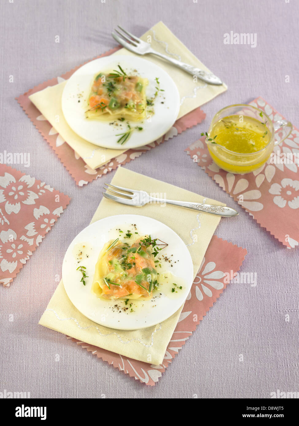 Lachs und Kräuter-Ravioli Stockfoto