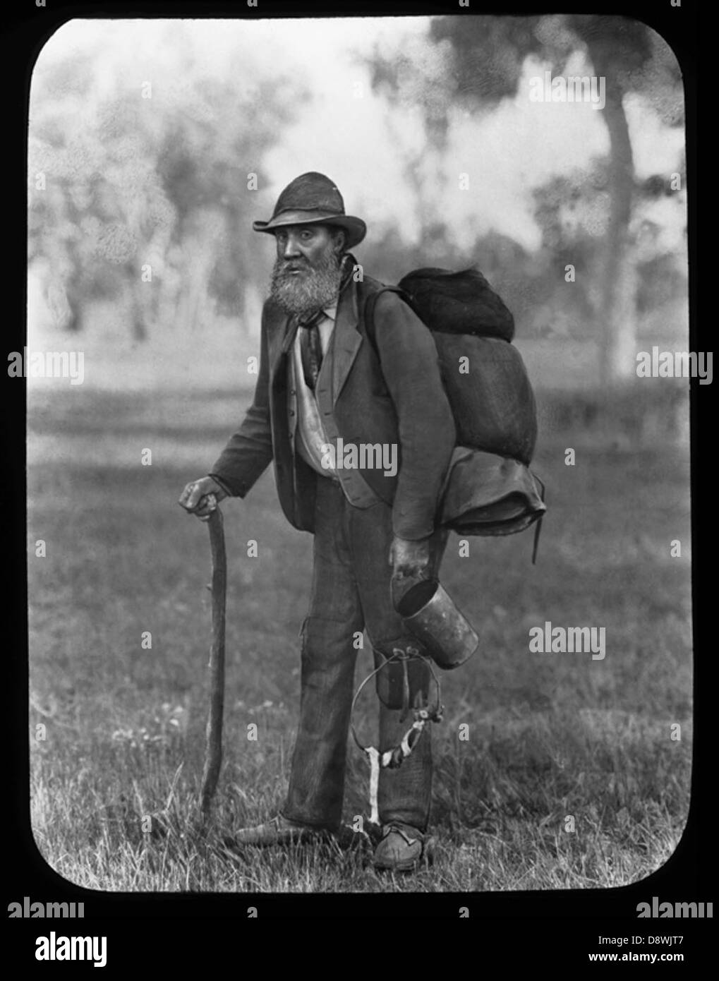 Dieses Schwarzweiß-Bild aus den Archiven der State Records NSW zeigt einen Swagman oder Sundowner in der Region Riverina in New South Wales. Der Mann trägt typische Swagman-Kleidung, darunter einen Hut und einen Wanderstock, die den historischen ländlichen Lebensstil des späten 19. Und frühen 20. Jahrhunderts in Australien verkörpert. Stockfoto