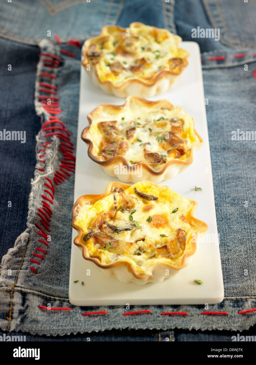 Omelett, Zwiebel und Petersilie Mini-quiches Stockfoto