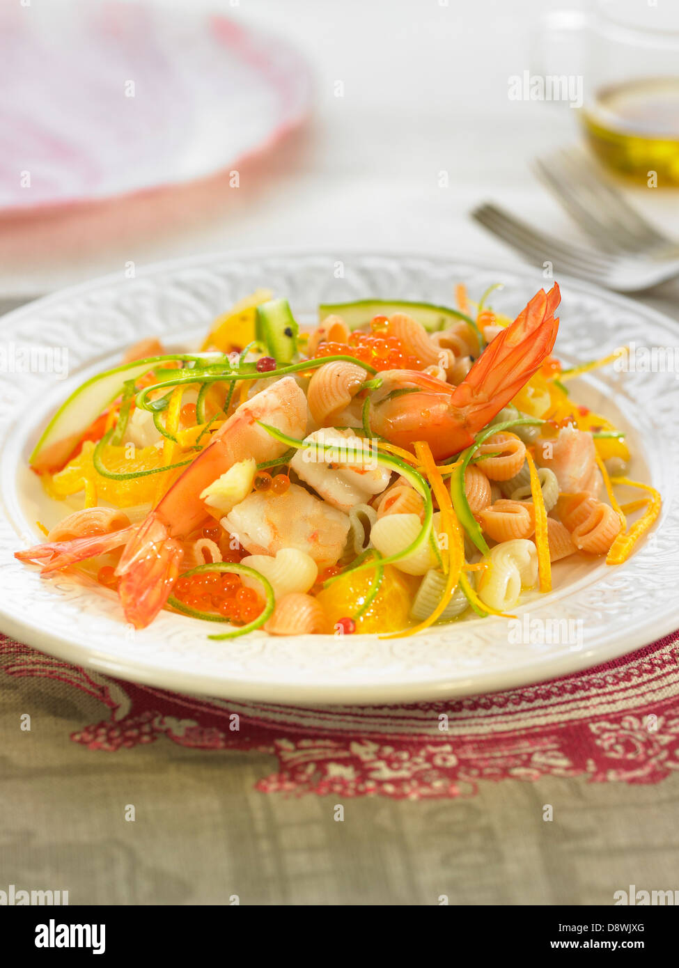 Pasta, Garnelen, Avocado, Karotte, Orange und Fisch-Rogen-Salat Stockfoto