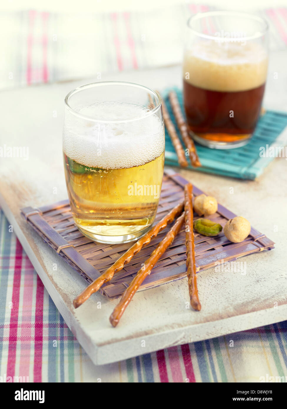 Gläser Bier und Aperitif Cracker und Nüssen Stockfoto