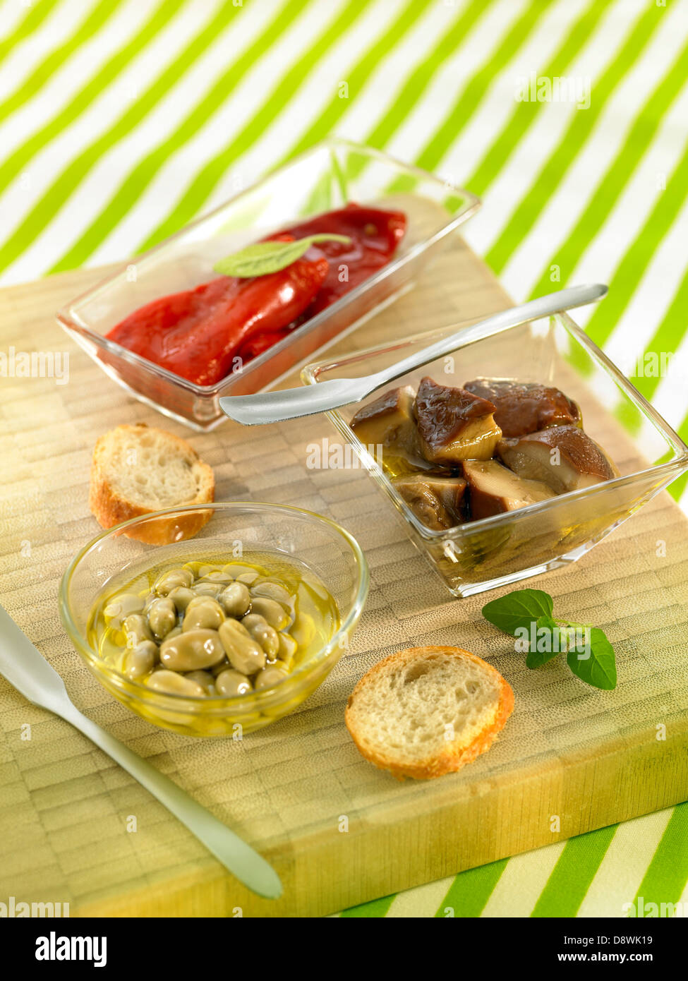 Auswahl an Gemüse in Olivenöl mariniert Stockfoto