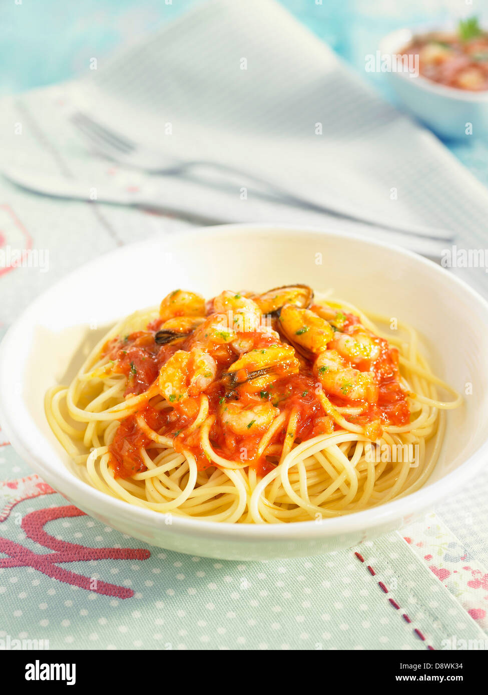 Spaghetti mit Garnelen, Muscheln und Tomatensauce Stockfoto