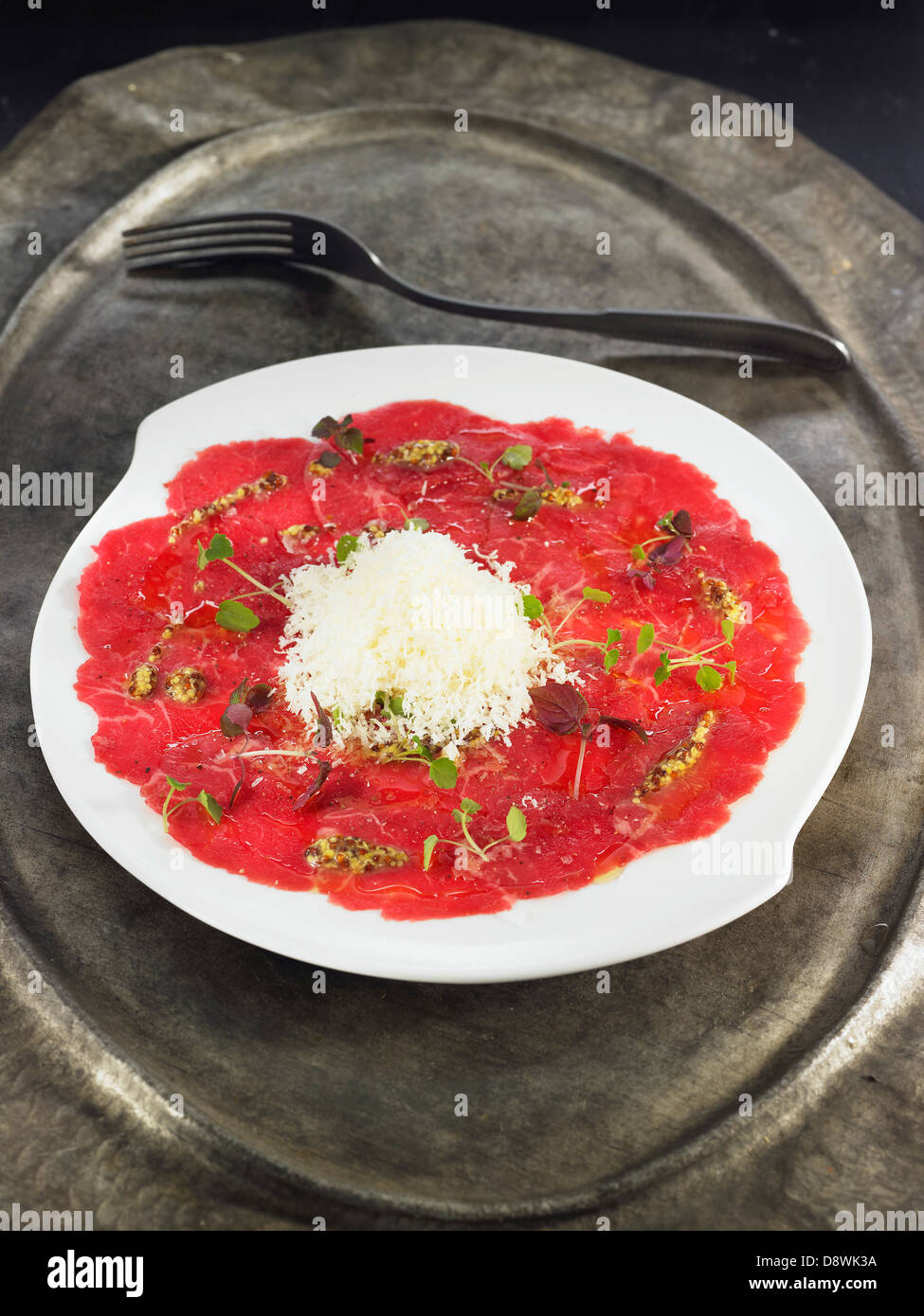 Kalbfleisch-Carpaccio mit Pesto und geriebenem parmesan Stockfoto