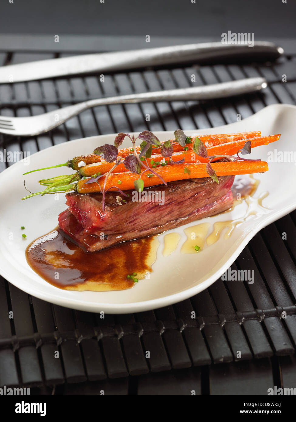 Kalbfleisch-Backbone mit Feder Karotten und Honig-sauce Stockfoto