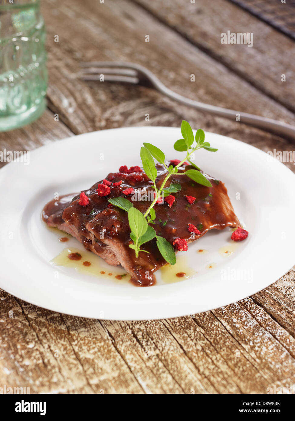 Strauß-Schnitzel mit Sommer Obst und Portweinsauce Stockfoto