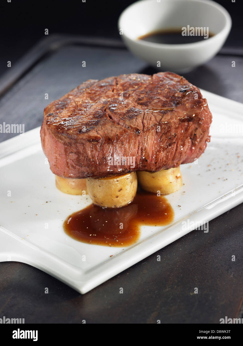 Kalbsfilet auf Ratte Kartoffeln mit Portweinsauce Stockfoto