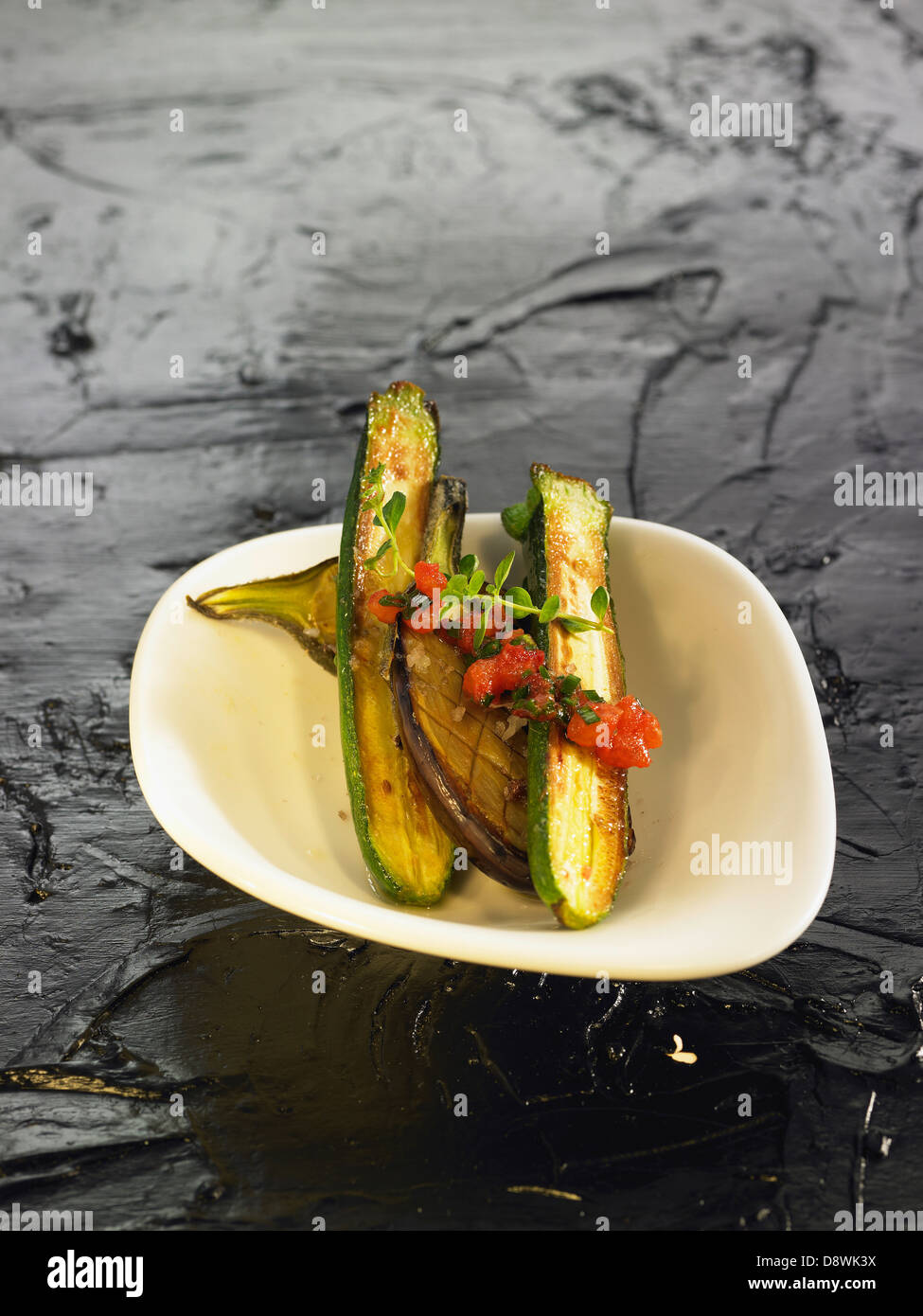 Gegrillte Zucchini und Auberginen mit Olivenöl, Gemüse für Lammkoteletts Stockfoto
