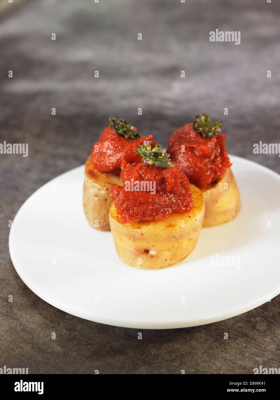Kartoffeln mit getrockneten Tomaten und Paprika Tapenade, Gemüse für entrecotes Stockfoto