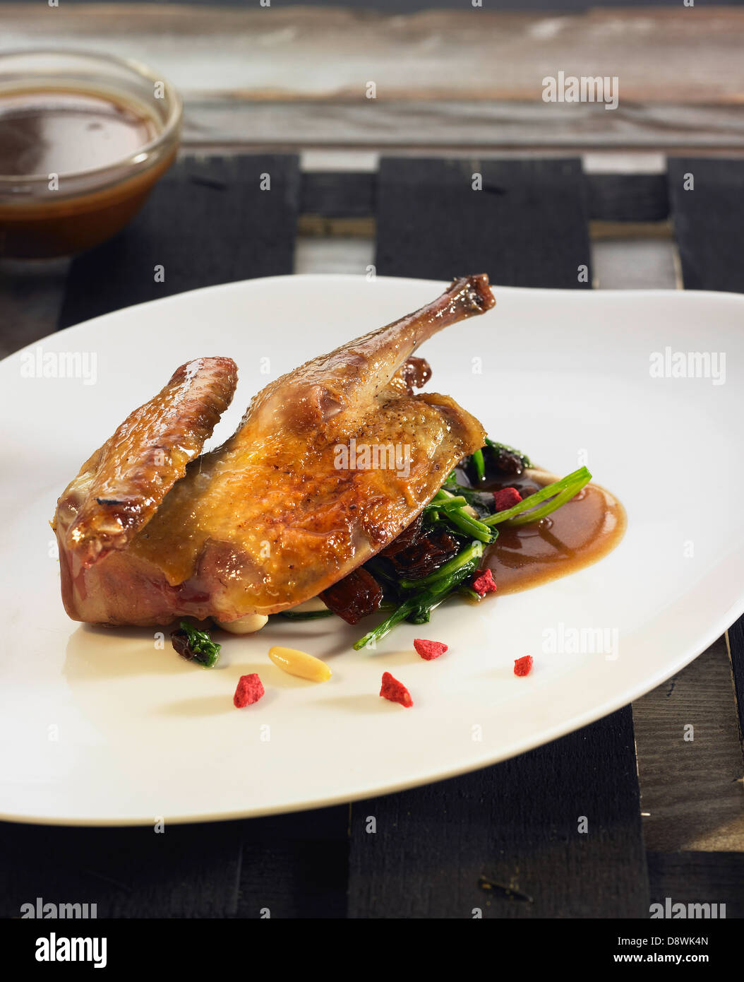 Gebratene Taube mit Spinat, Himbeeren und Rosinen Stockfoto