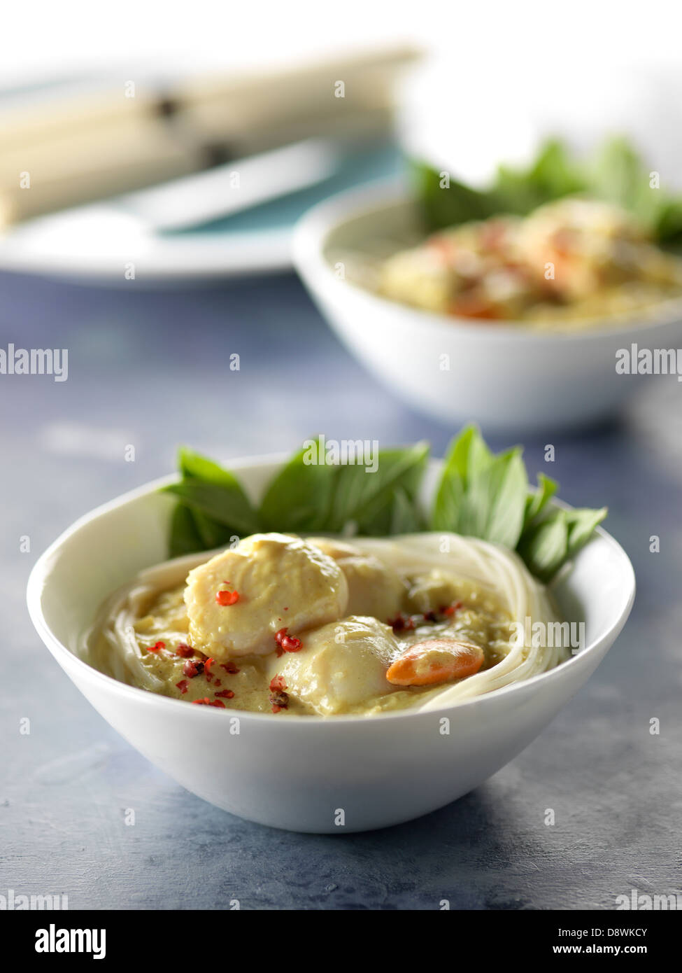 Reis-Vermicellis mit Jakobsmuscheln und Kokos-Curry-sauce Stockfoto
