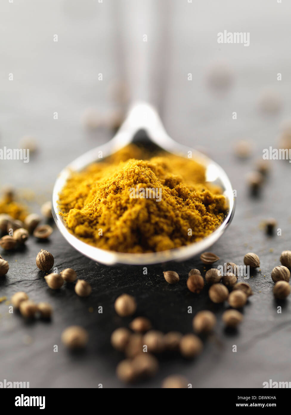 Esslöffel Currypulver und Koriandersamen Stockfoto