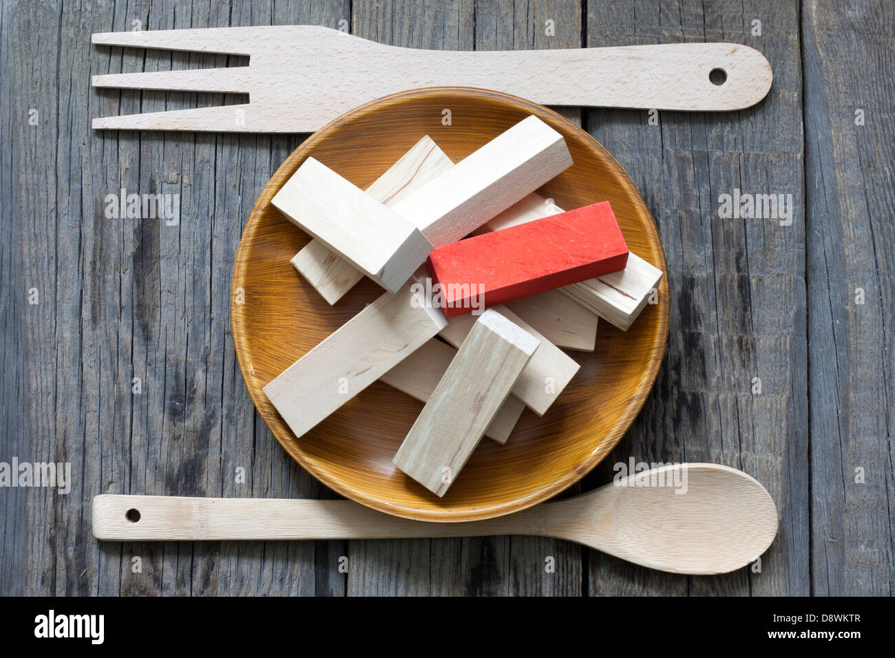 Ungesunde Fertigkost Kreativkonzept Vergleich mit Holzklötzen Stockfoto