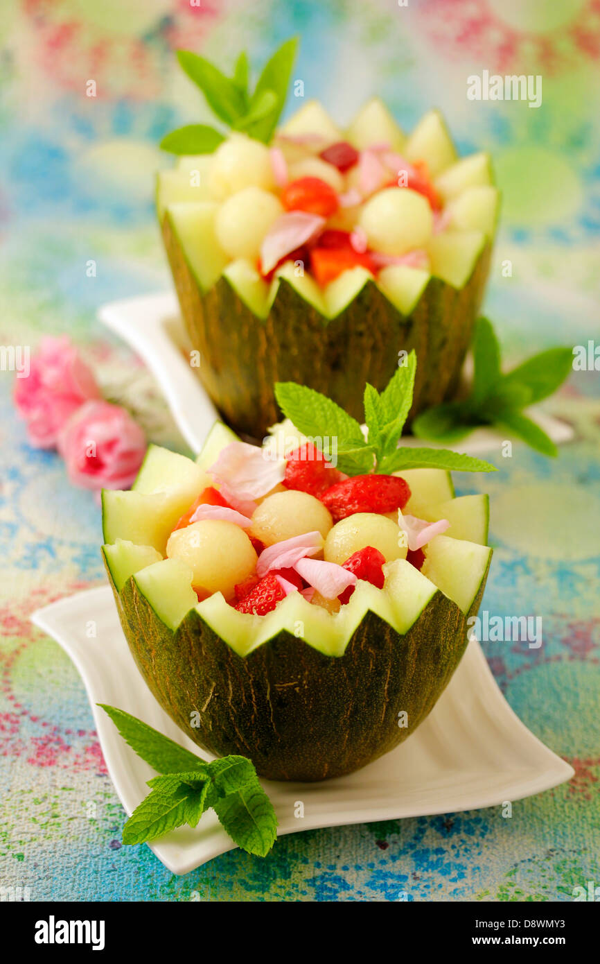 Gefüllte Melone mit Rosen-Aroma. Rezept zur Verfügung. Stockfoto