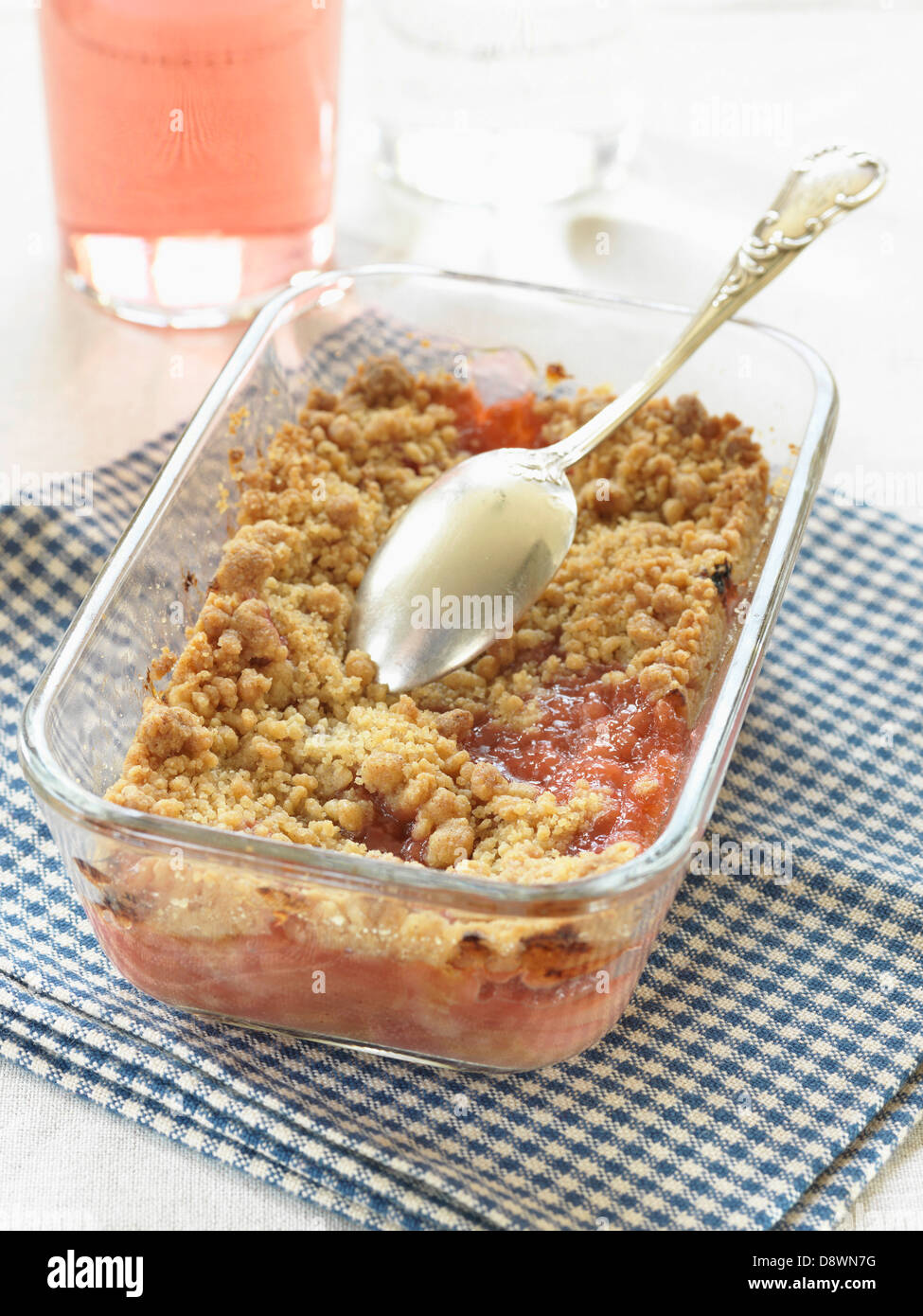 Rhabarber-Streusel Stockfoto