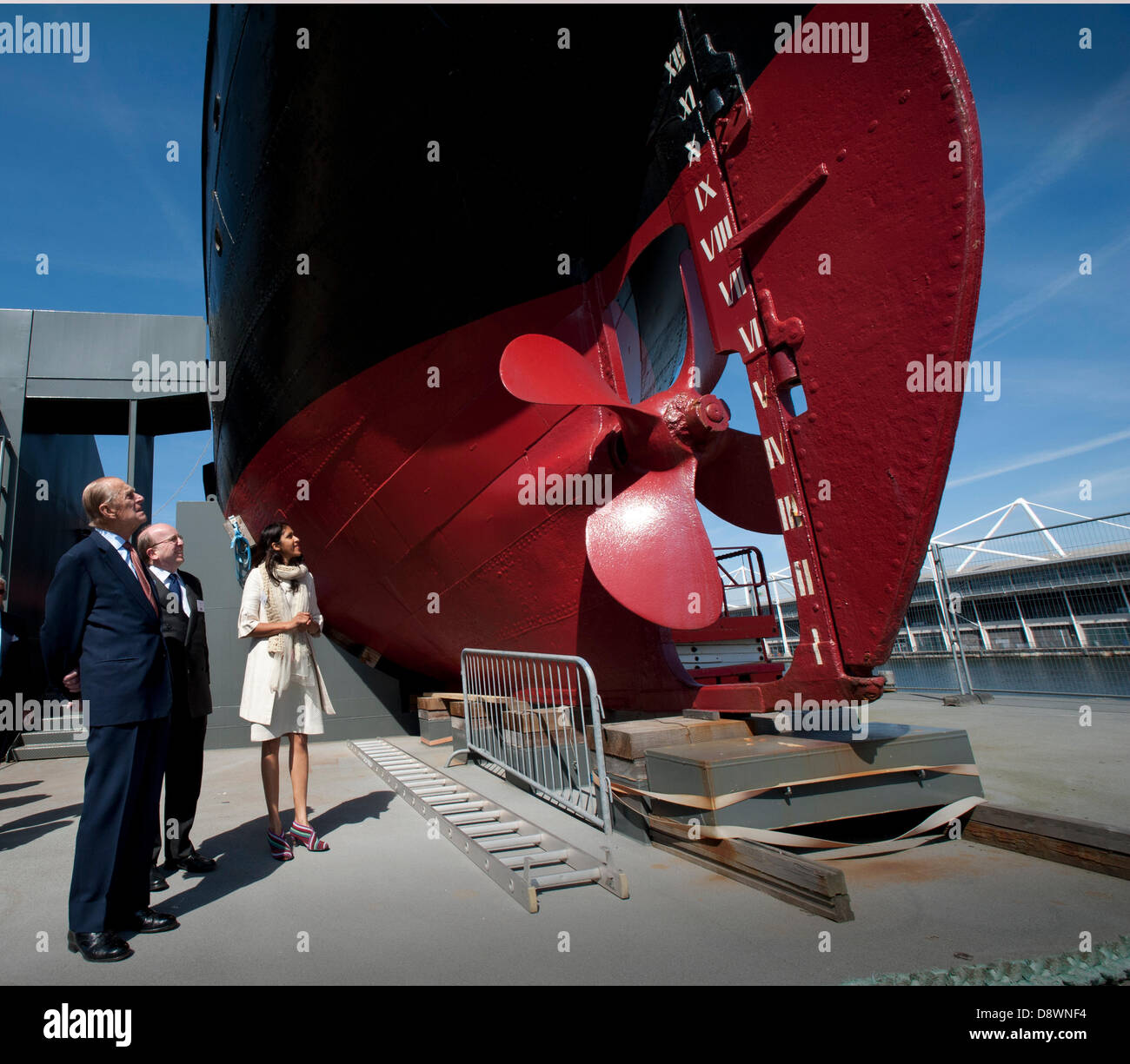 London, UK. 5. Juni 2013. SS Robin, besuchte die weltweit älteste vollständige Streamship durch seine königliche Hoheit Prinz Philip das Ehrenmitglied der SS Robin Vertrauensstellung, die 92 am 10. Juni 2013 werden. Prinz Philip besuchten nur wenige Tage vor seinem 92. Geburtstag besuchte die SS Robin bei der Vorstellung der "Offenen Türen" Theay SS Robin bei der Einführung der "Offenen Tür" die letzte Phase der 5-jährige £ 3 Millionen Restaurierungsprojekt masterminded von David und Nish Kampfner hier in weiß rechts im Bild zu sehen. die SS-Robin ist in London Victoria Docks für den endgültigen Einbau festgemacht.  © BRIAN HARRIS/Alamy Liv Stockfoto